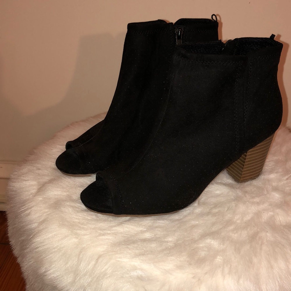 Peep toe bootie